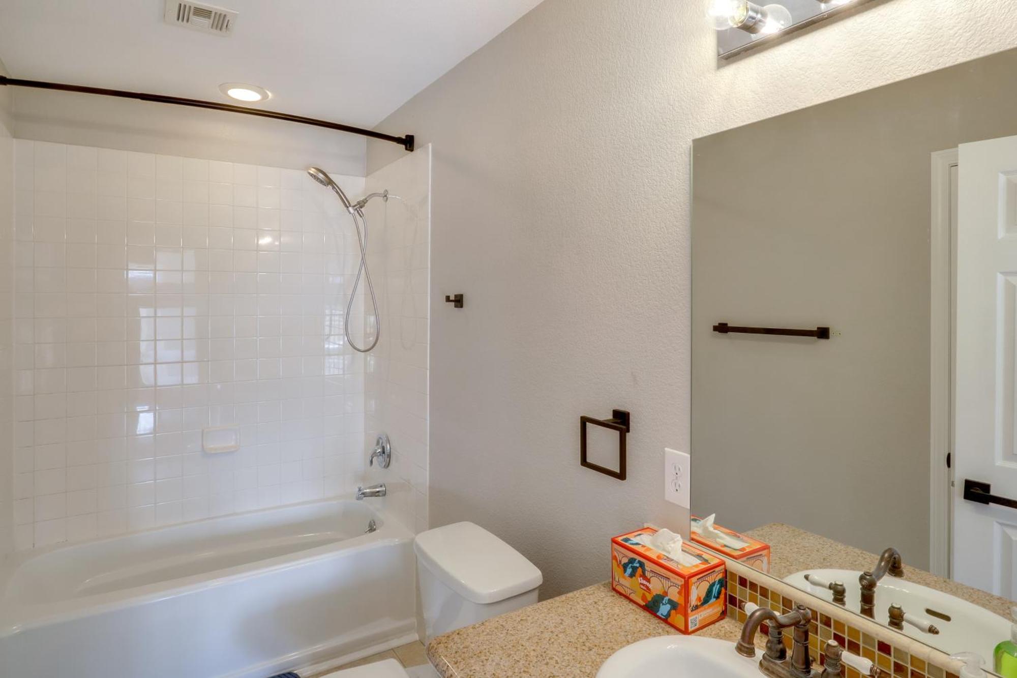 7 Mi To Fremont Street Spacious Vegas Home!